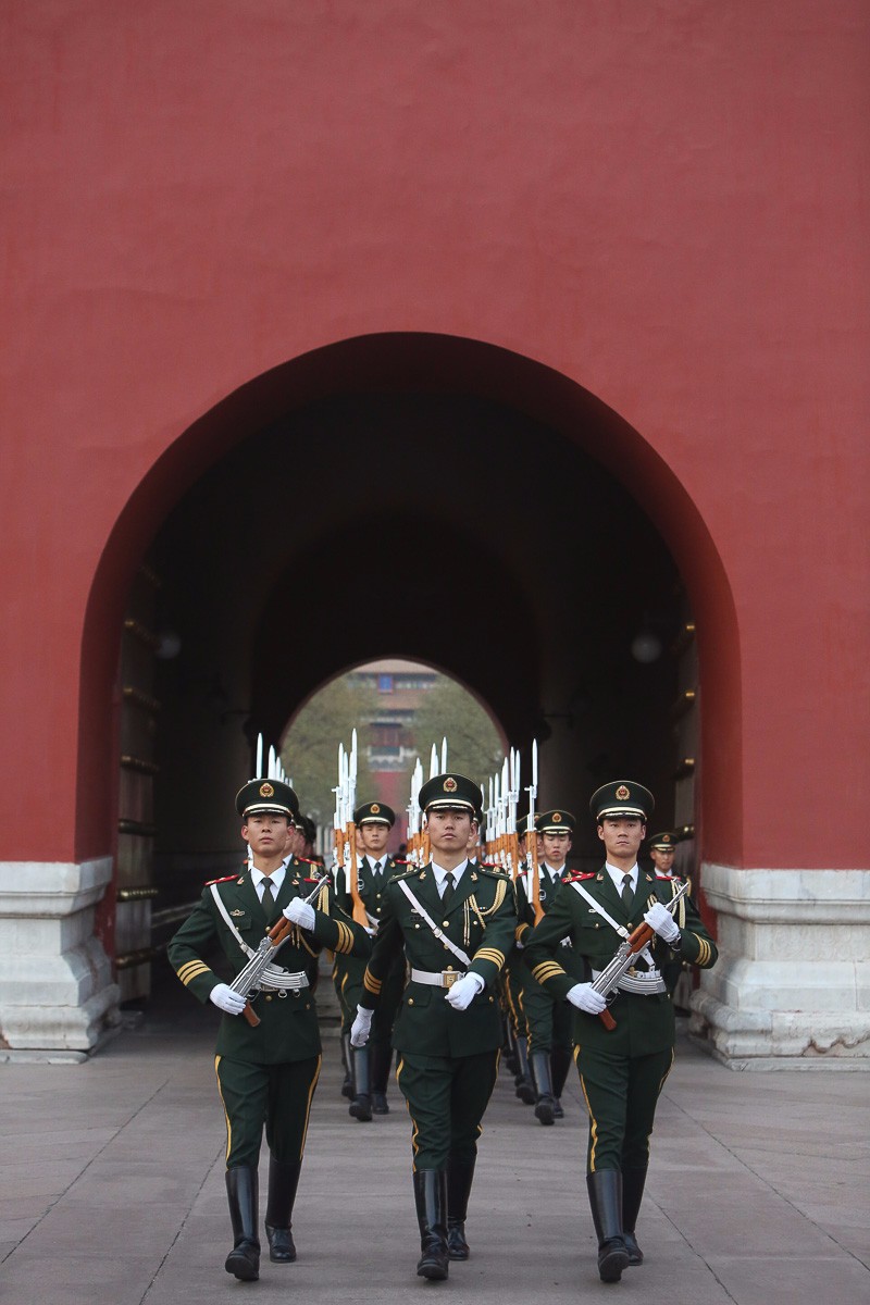 擎旗手七年未回家过年 老父亲在自家房顶竖起国旗