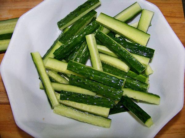 黄瓜洗净,去头尾取中段,切长条待用