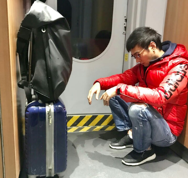 焦恩俊高铁无座缩角落,盘点那些接地气的明星