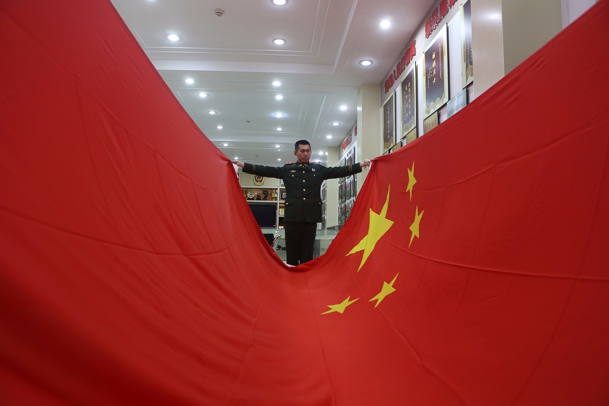"这个是明天升旗时要用的国旗,我要做的是检查旗面和五角星上是否有