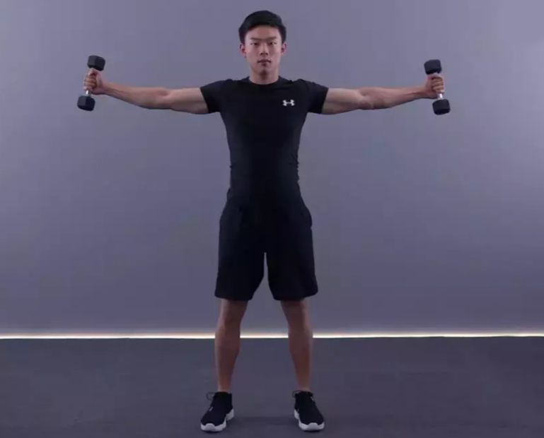 动作教学铁十字扩胸