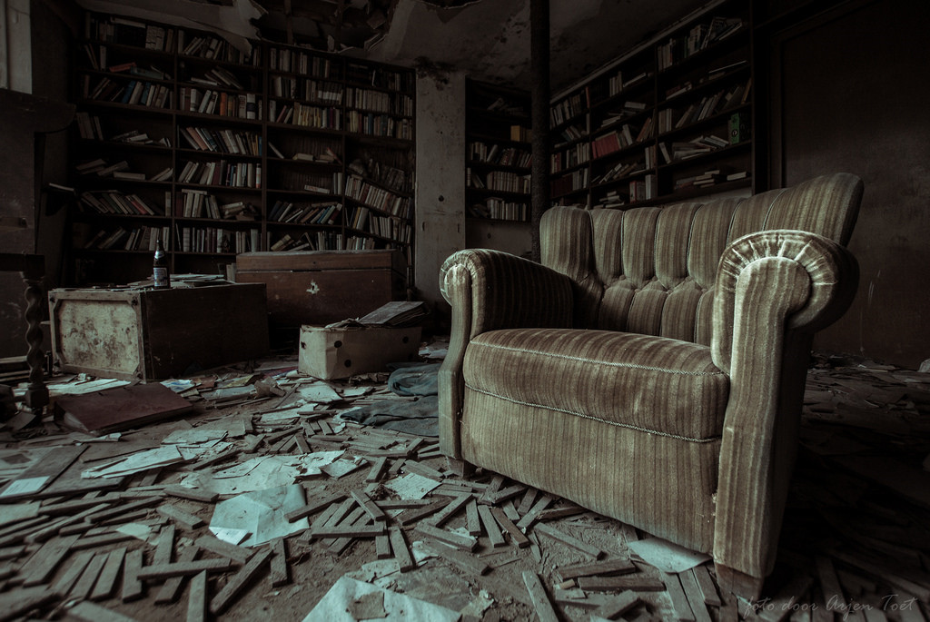 地板上全是木块,昏暗的房间让人心生寒意.