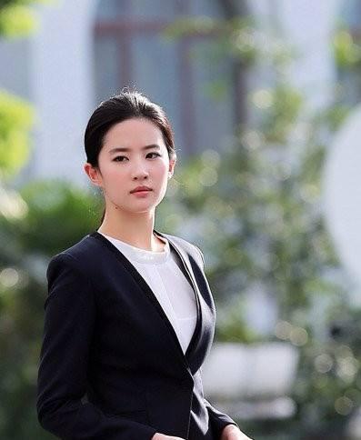 刘亦菲和刘晓庆同穿职业装,一个变小秘书一个霸道女总裁