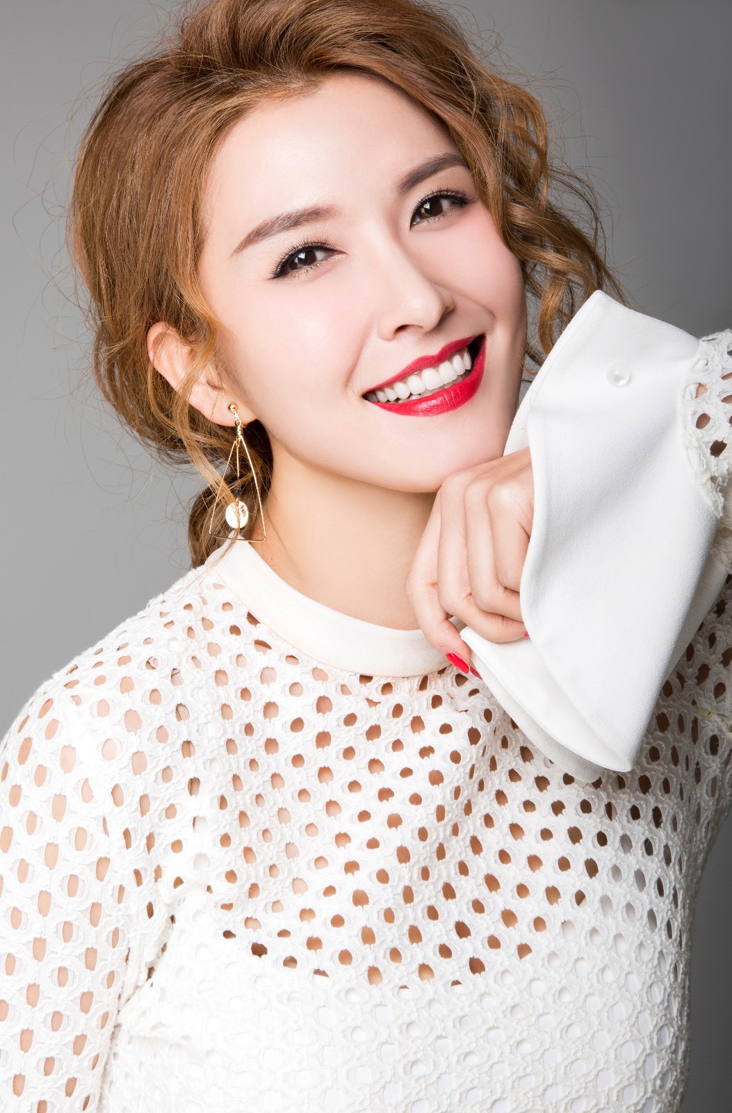 徐洁儿轻熟风大片曝光浓烈红唇明眸皓齿