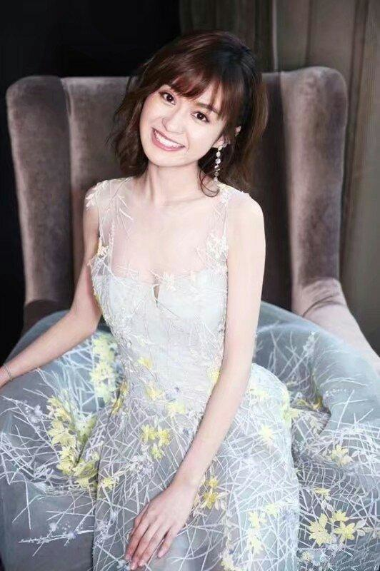 沙发发质,发量多蓬松粗硬,稍微有点自来卷,除了留长直发怎么办