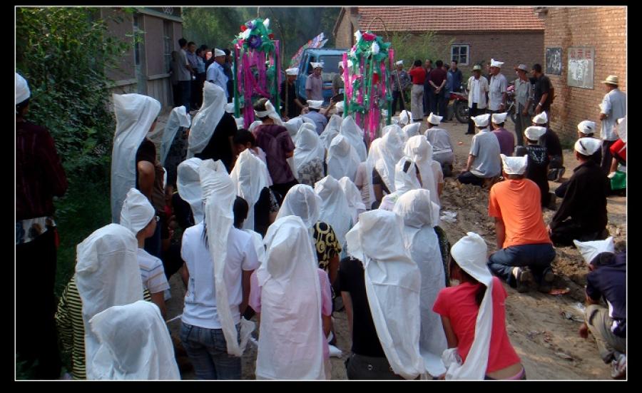 父亲车祸身亡,葬礼上陌生男子给我一张纸,我吓出一身冷汗