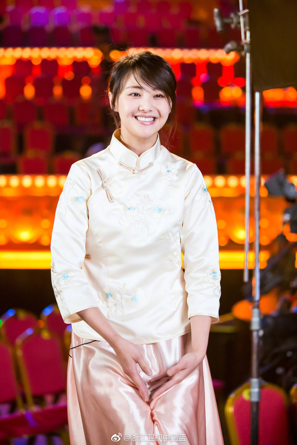 郑爽穿民国服装素颜现身 温婉清纯笑容甜美(图)