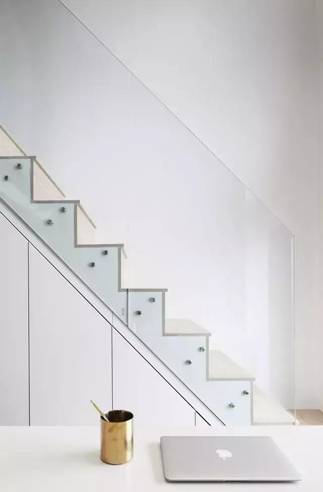 楼梯侧面不做收边处理,所以对油漆工的要求比较高,楼梯板必须非常