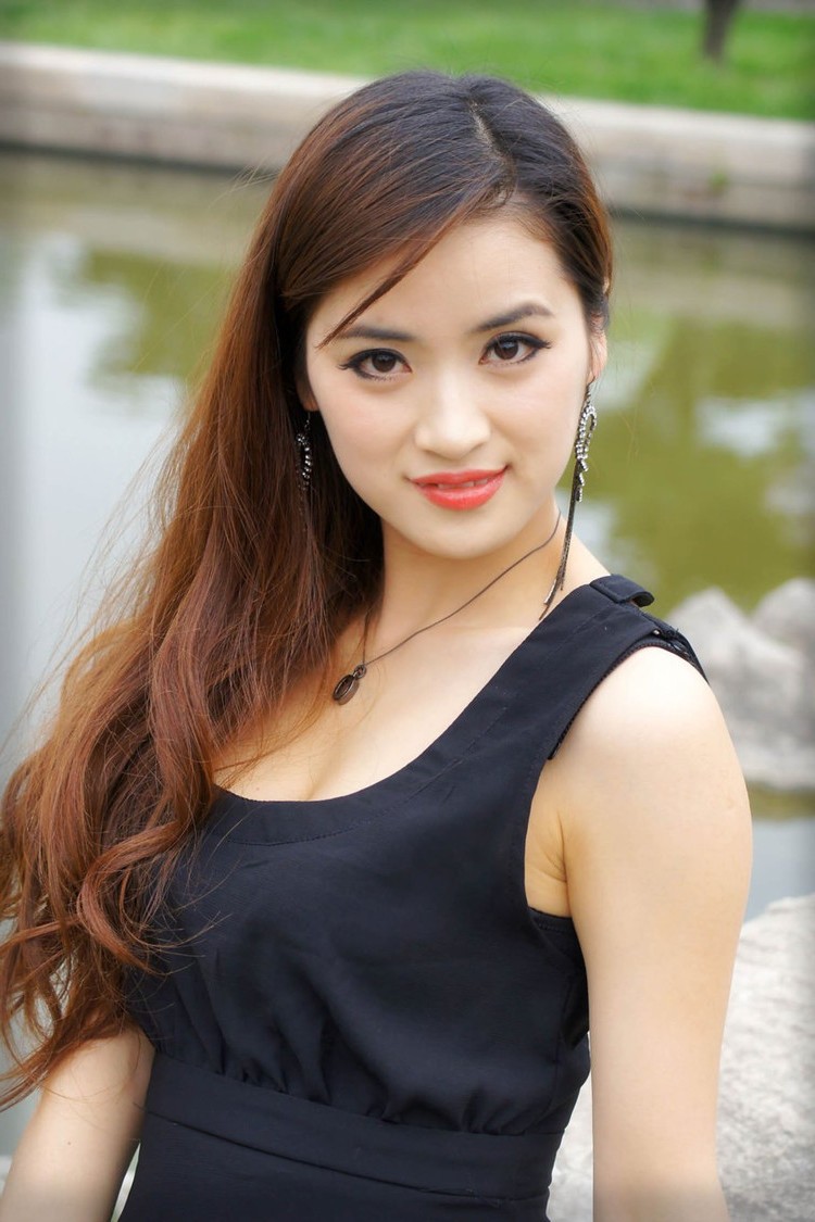 悠闲坐在池塘边的素雅美女大姐姐!