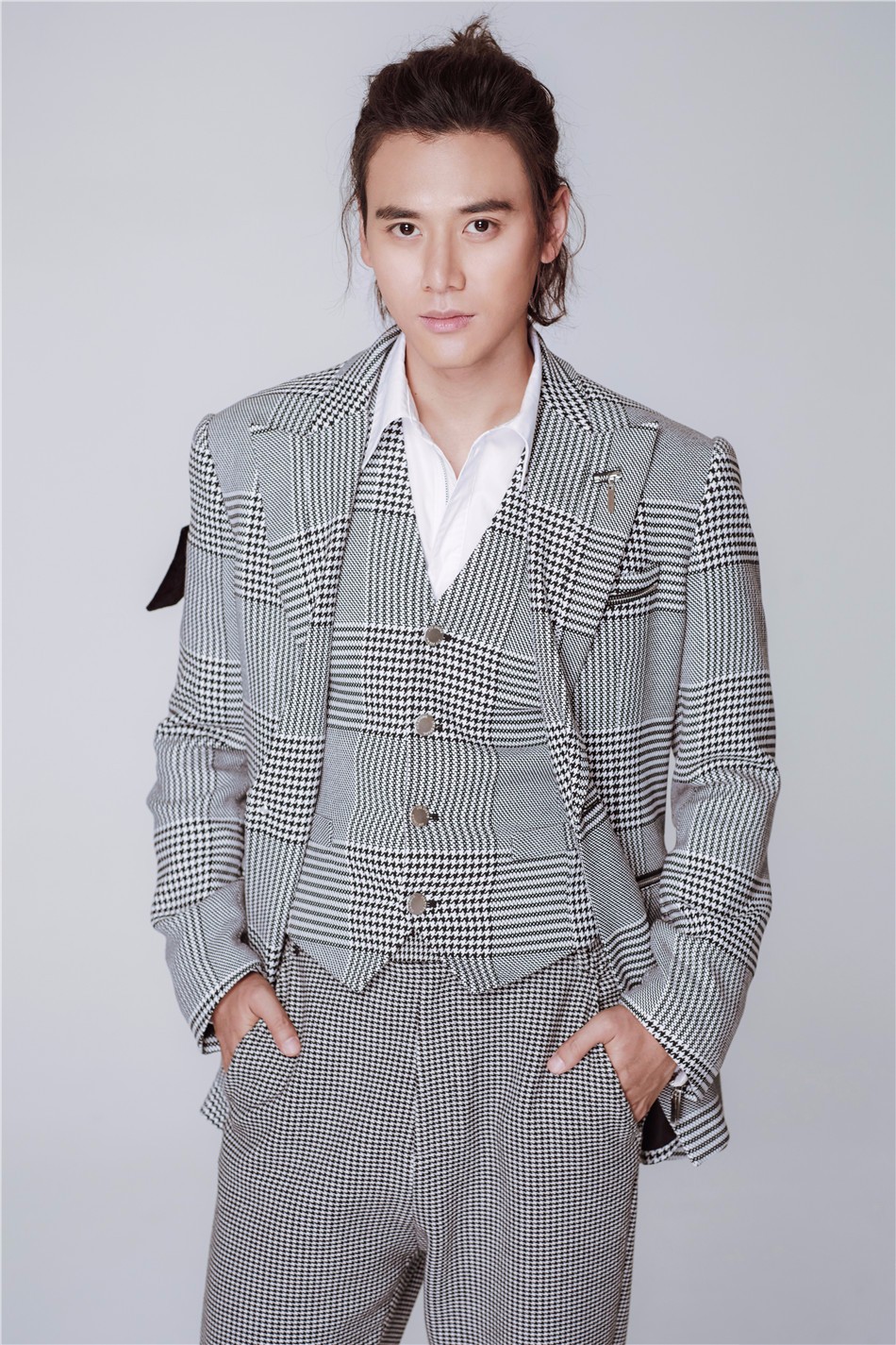 蔡珩曝生日写真帅气儒雅魅力值满分