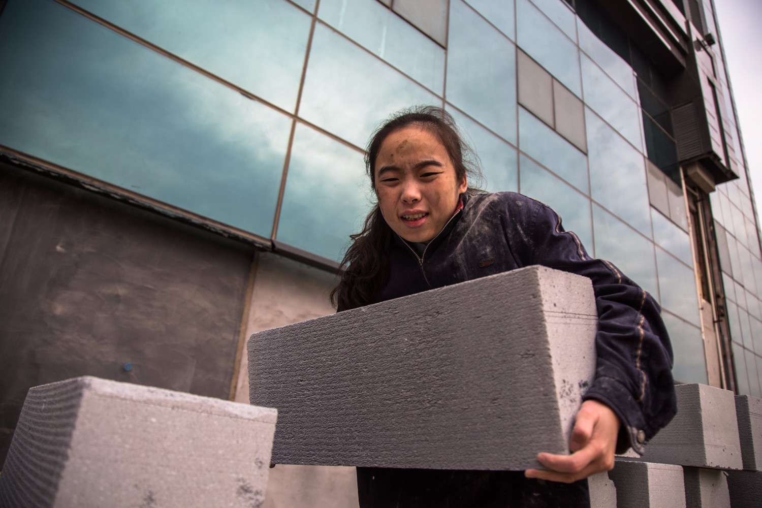 19岁小美女搬巨石救病重弟弟一天300块 提起弟弟做的蛋炒饭泪奔_新浪