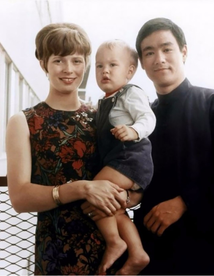 一组李小龙与家人罕见的生活照每张照片都成绝版