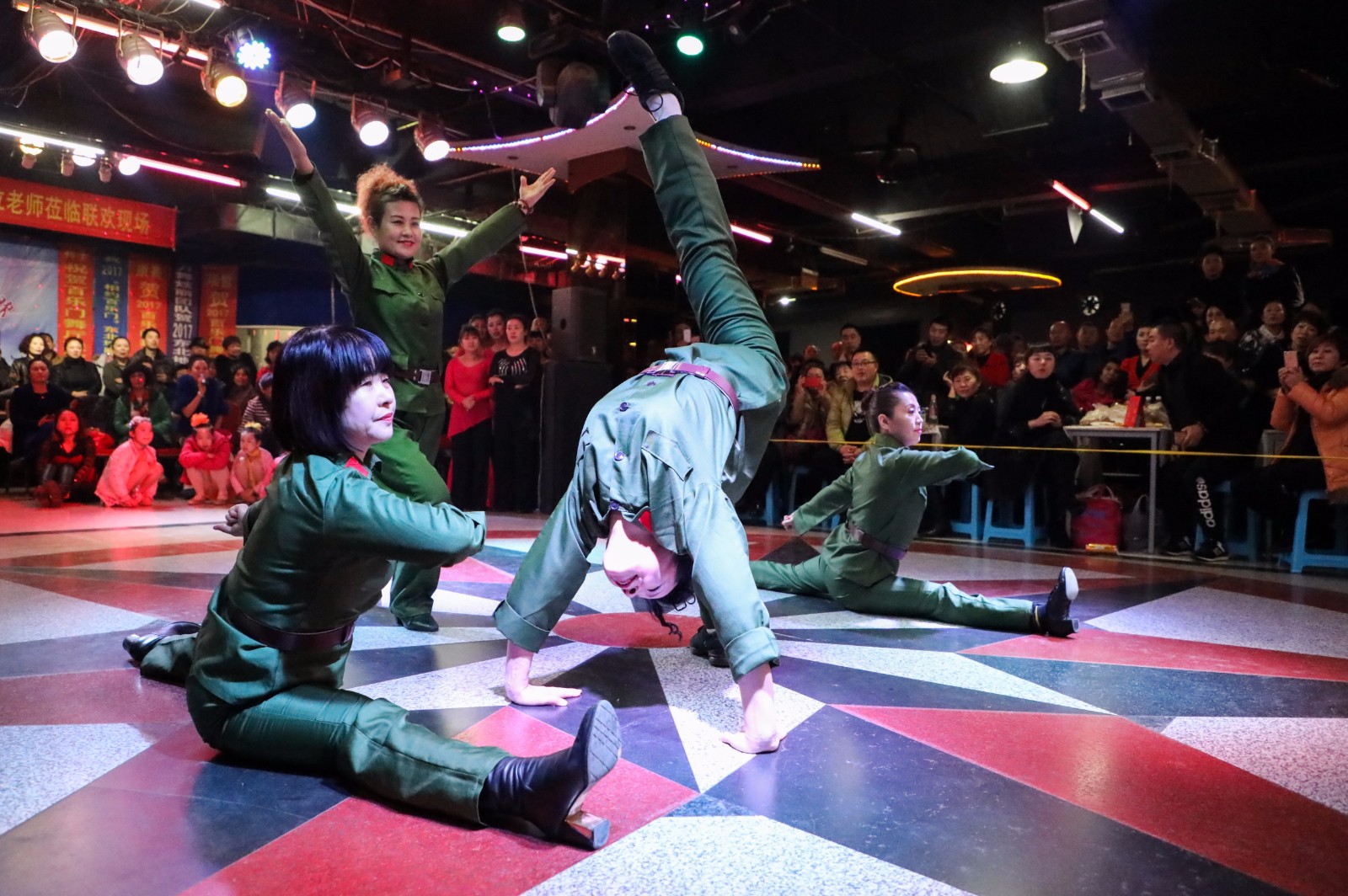 东北大妈比舞:国标跳成二人转,女子托举男人