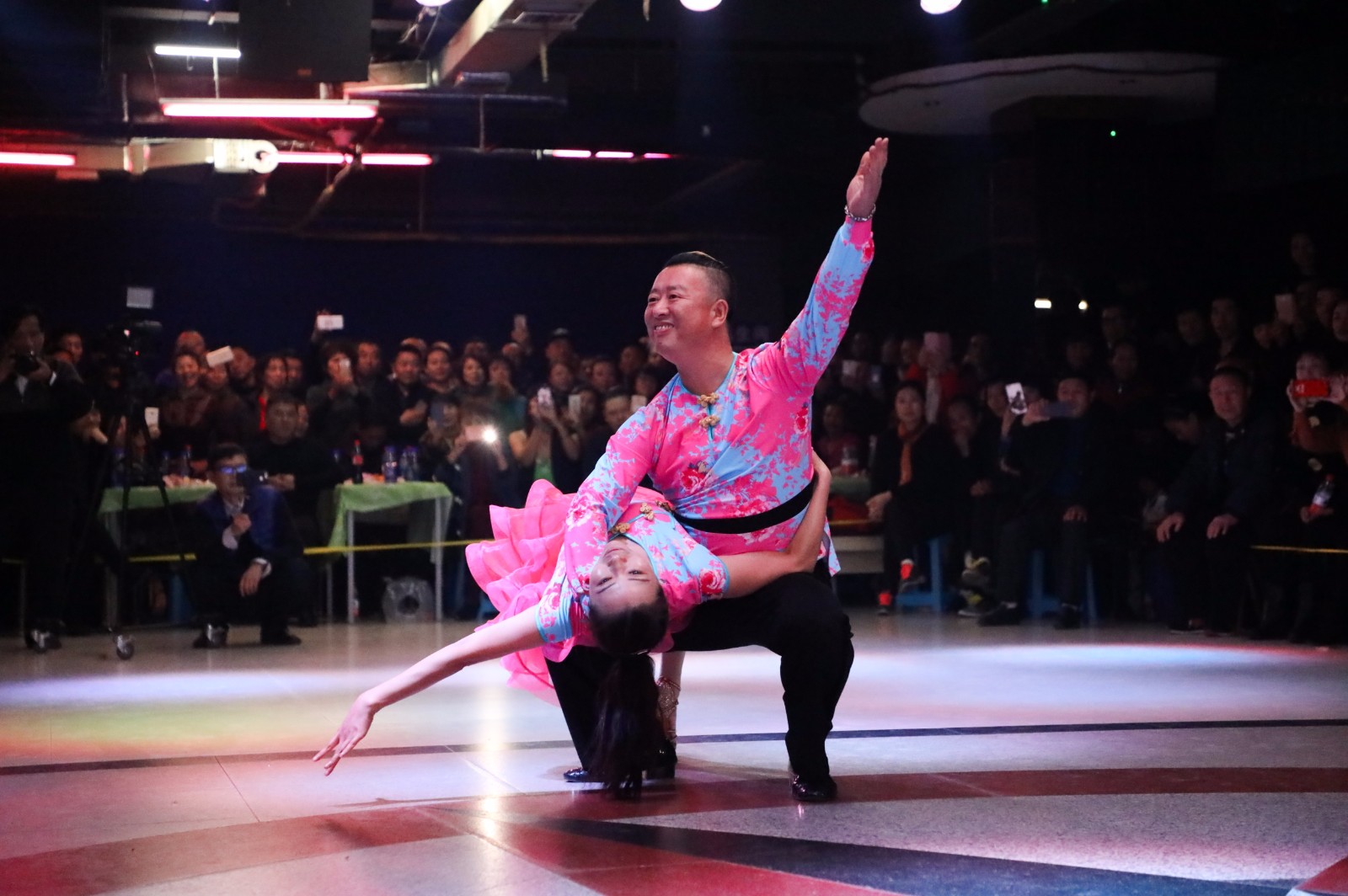 东北大妈比舞:国标跳成二人转,女子托举男人