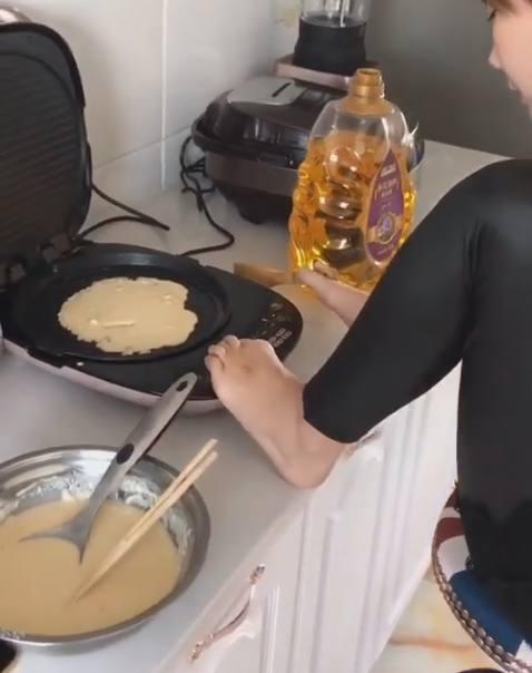 90后美女用脚做煎饼自力更生看完后让人心酸
