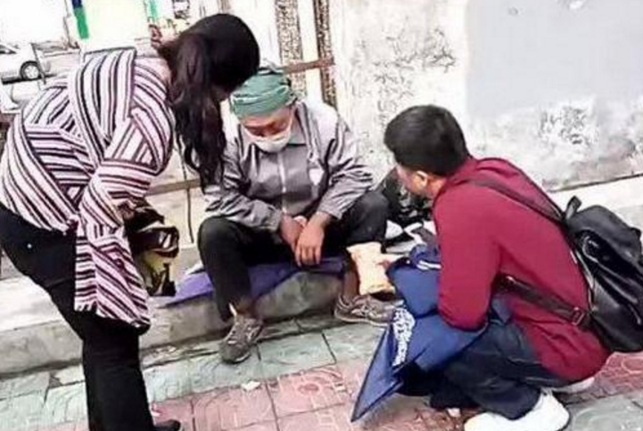 曾经是家喻户晓的小童星,因父母双亡意志消沉