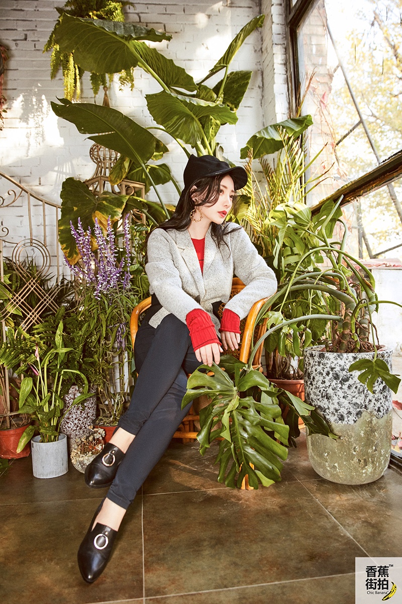 柳岩花房写真红灰配俏皮甜美 高腰裤勾勒好身材