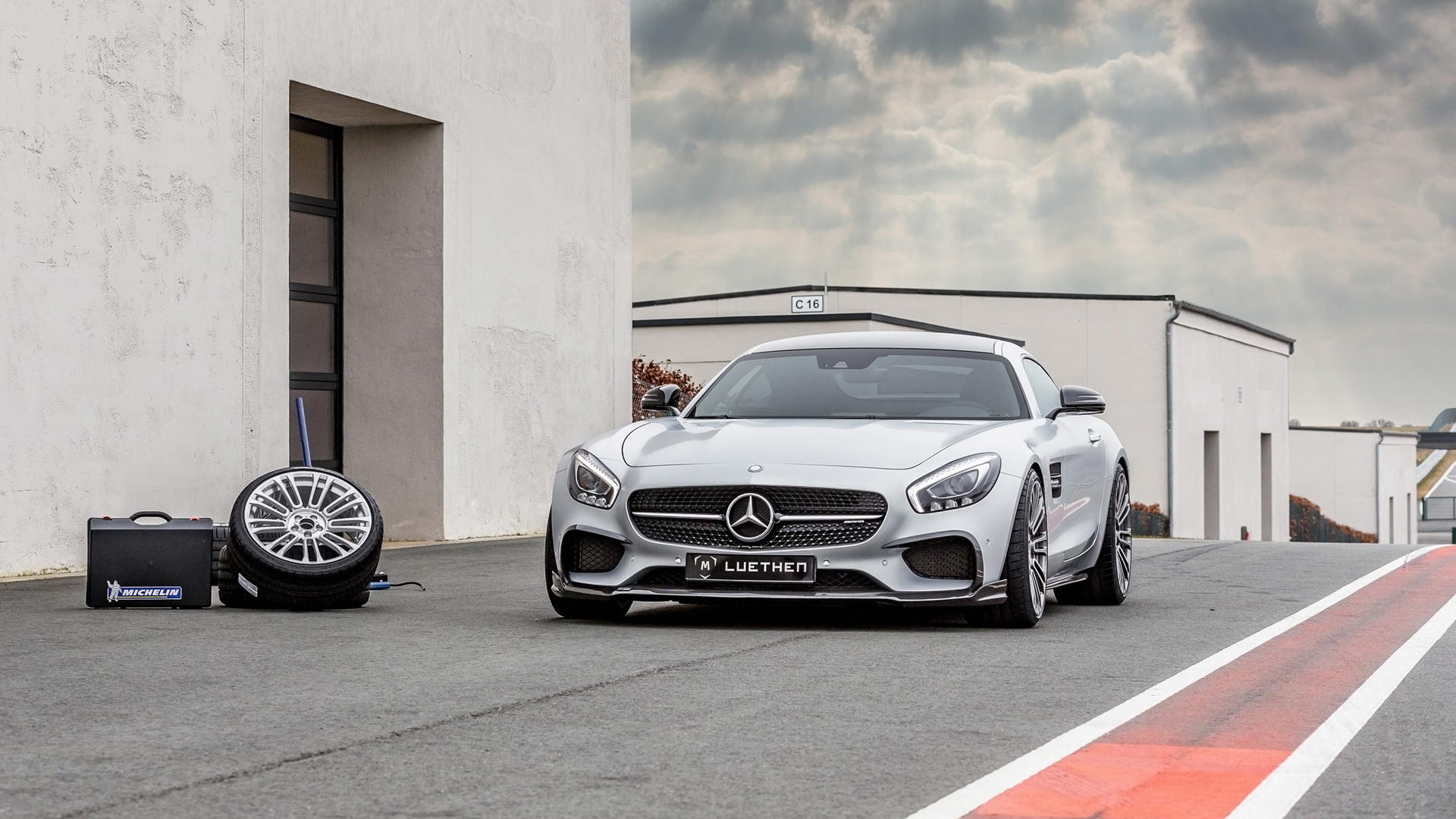 260万买了辆奔驰,就因做了这一个动作,如今卖30万都没人要!