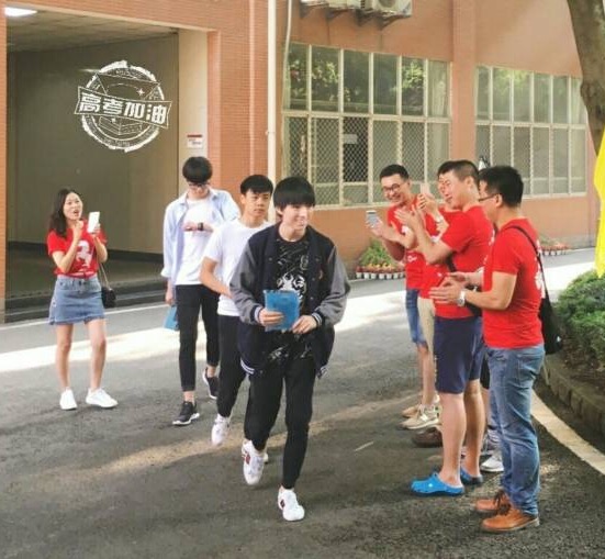 王俊凯高考,作文题目被粉丝玩坏:万人以我为例