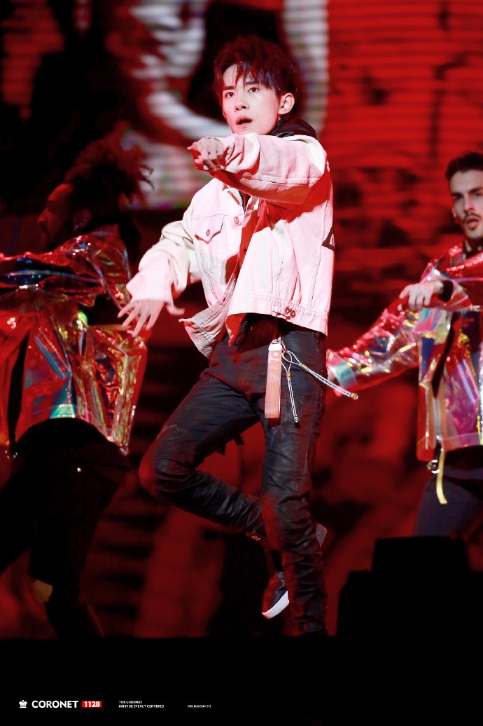 易烊千玺17岁生日会现场大秀舞蹈,皮肤白嫩帅气十足!