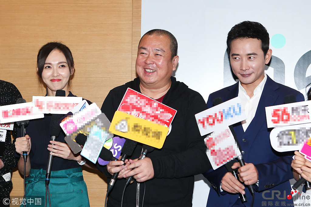 唐嫣嘟嘴叉腰变娇俏小厨娘与罗晋暗送秋波