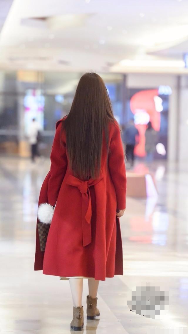 眉毛很好的看的长发美女, 一身红色外套令人惊艳!