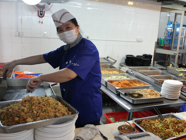 学校食堂阿姨:不要一说起他们,只记得她们那双颤抖的手!