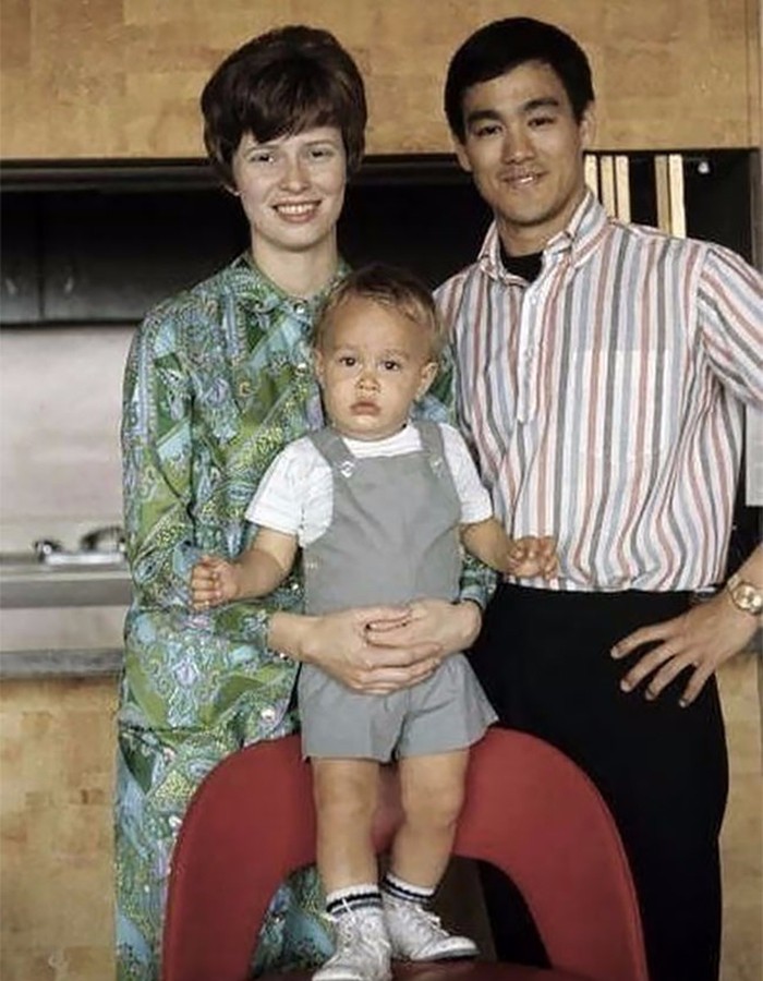 一组李小龙与家人罕见的生活照每张照片都成绝版