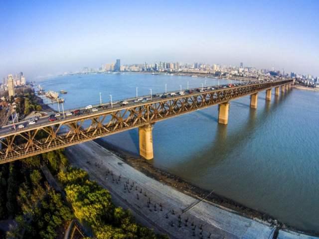 武汉长江大桥是新中国成立后在长江上修建的第一座公铁两用桥
