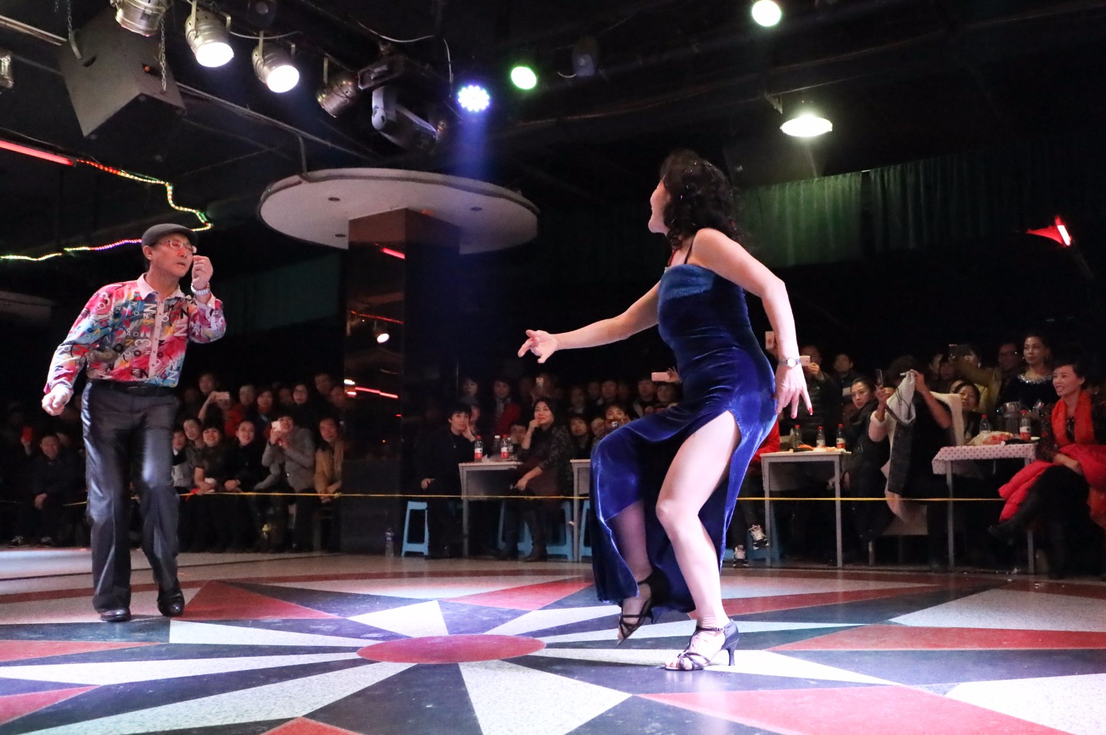 东北大妈比舞:国标跳成二人转,女子托举男人