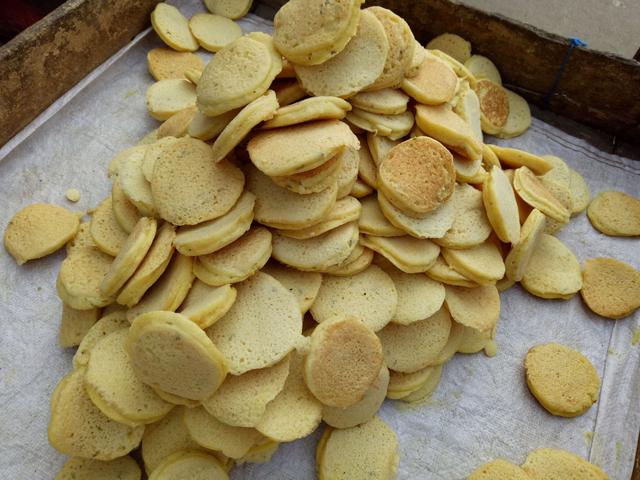 河南农村集市的传统美味小黄渣饼,很多河南人都没见过