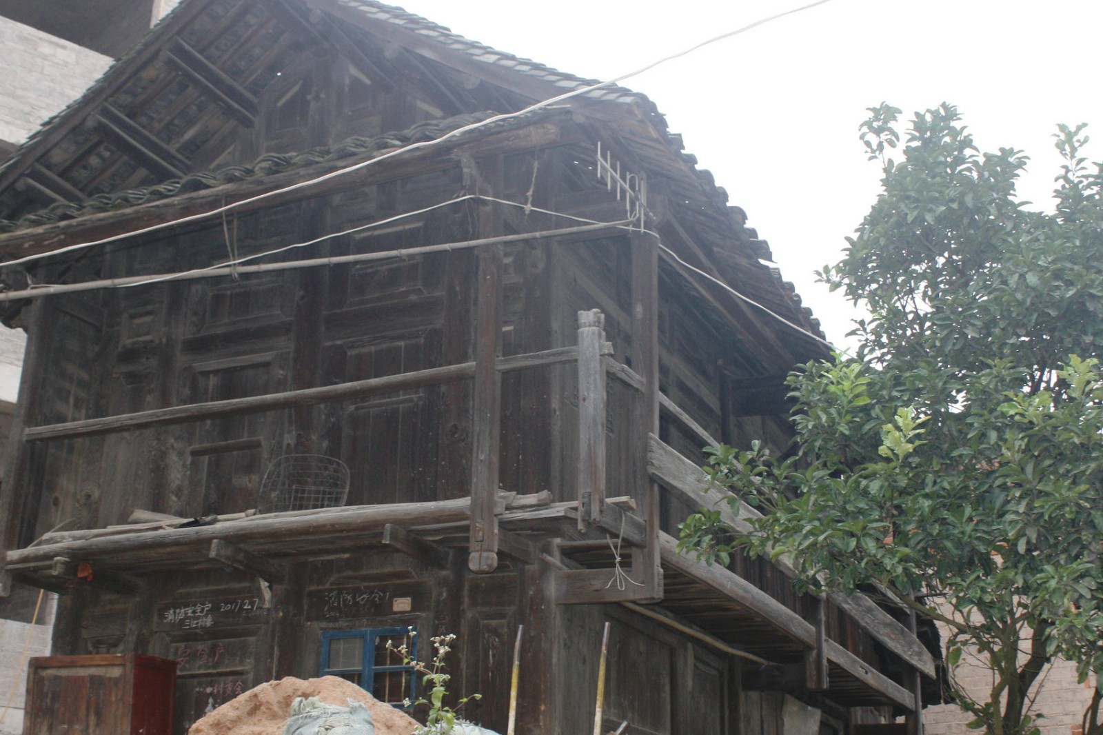 没有人居住的旧木房子烂得非常快很多人不知道原因