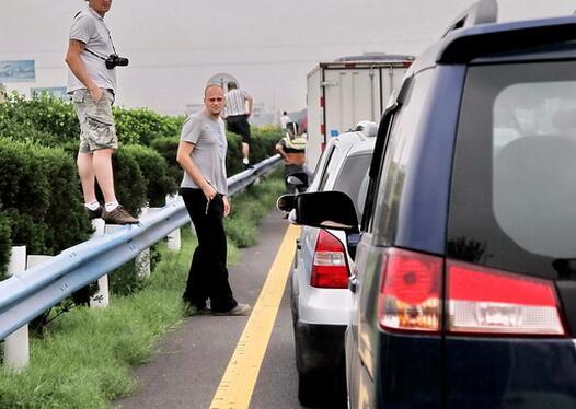 堵在高速路尿急了如何是好看看聪明的车主怎样化解尿急尴尬