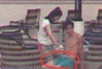 白百何一指禅男友现身与白百合在机场狂秀恩爱