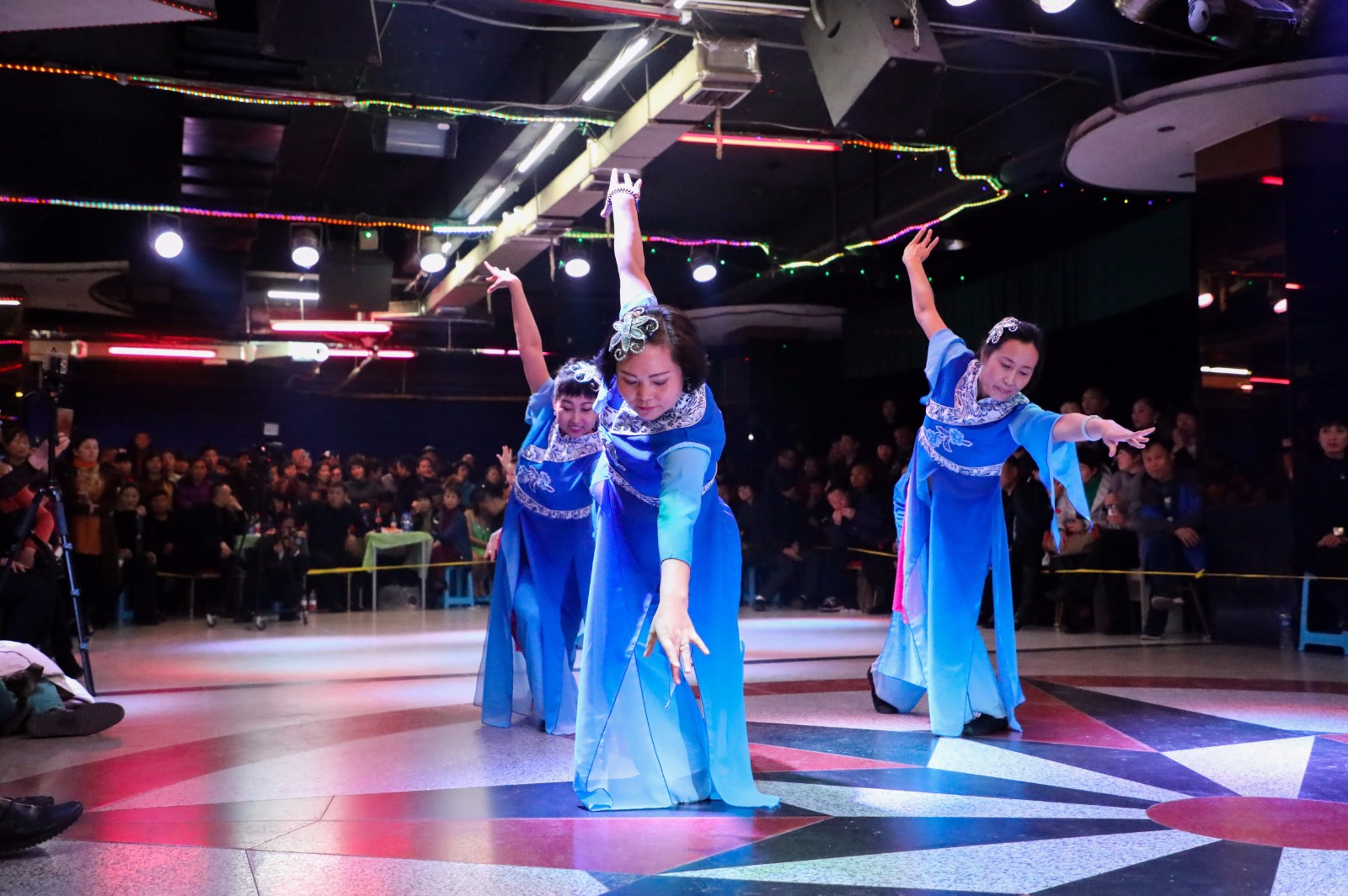 这对选手,愣是把舞蹈装穿出了喜感,不给他们鼓掌都不行.舞之吻.