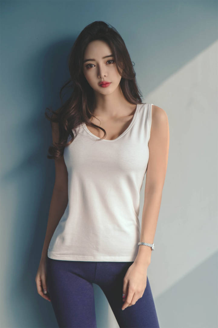 腿细,身材好的美女穿衣服都很有型.