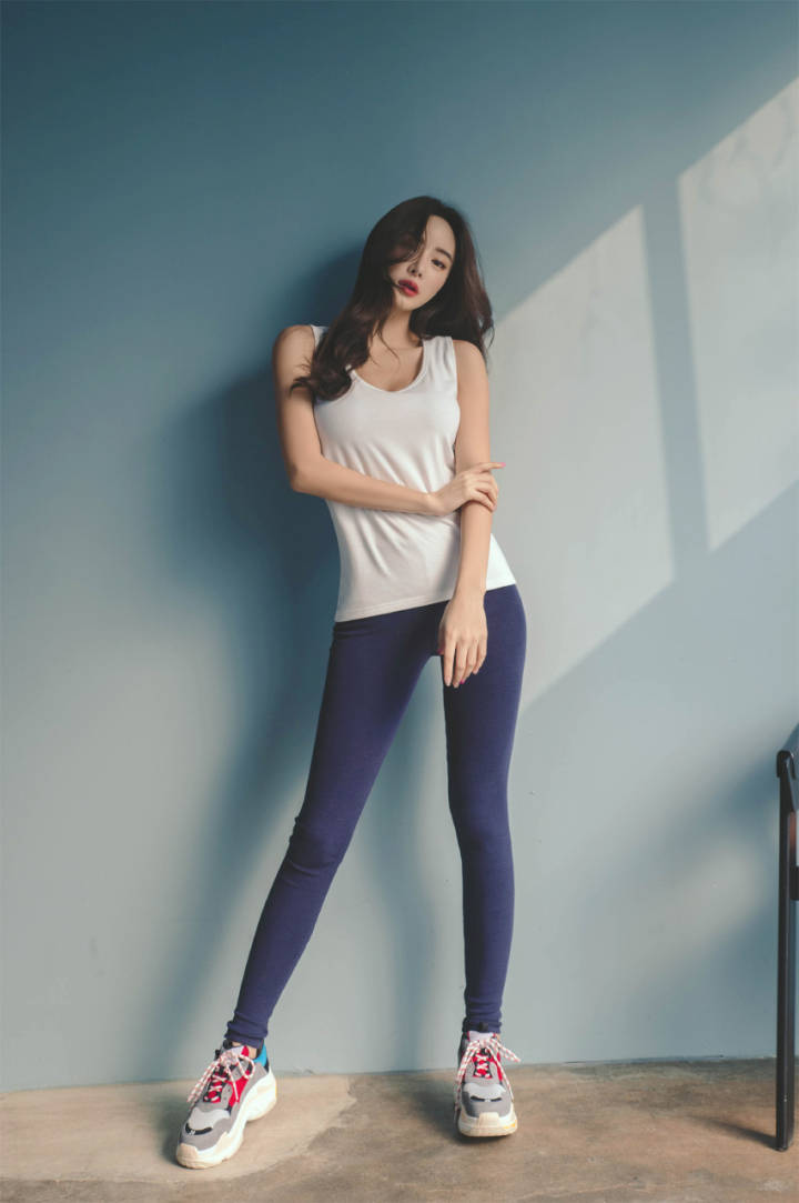 腿细,身材好的美女穿衣服都很有型.