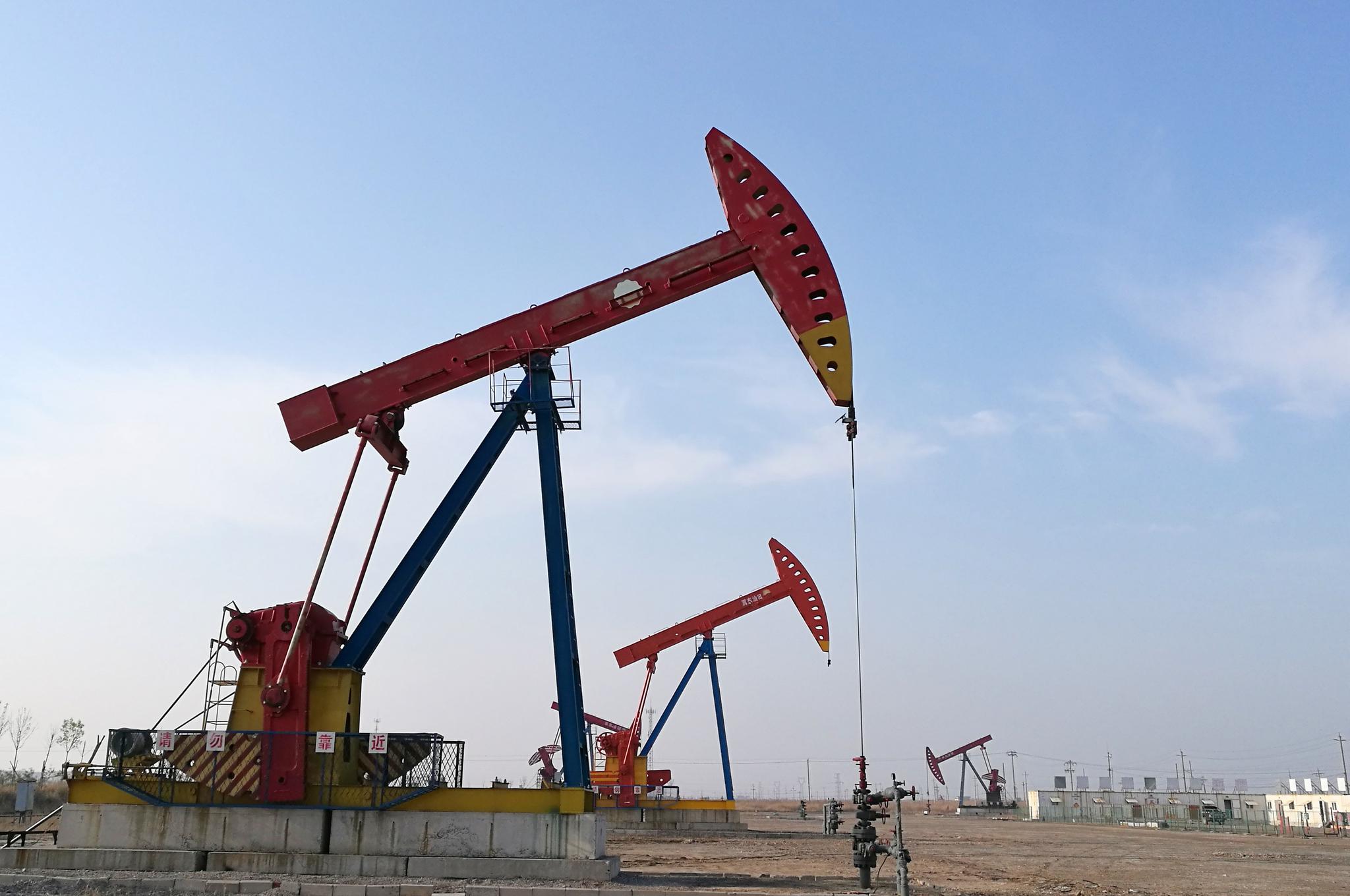 清晨的曹妃甸空气清新气温适宜湿地是磕头机在忙碌