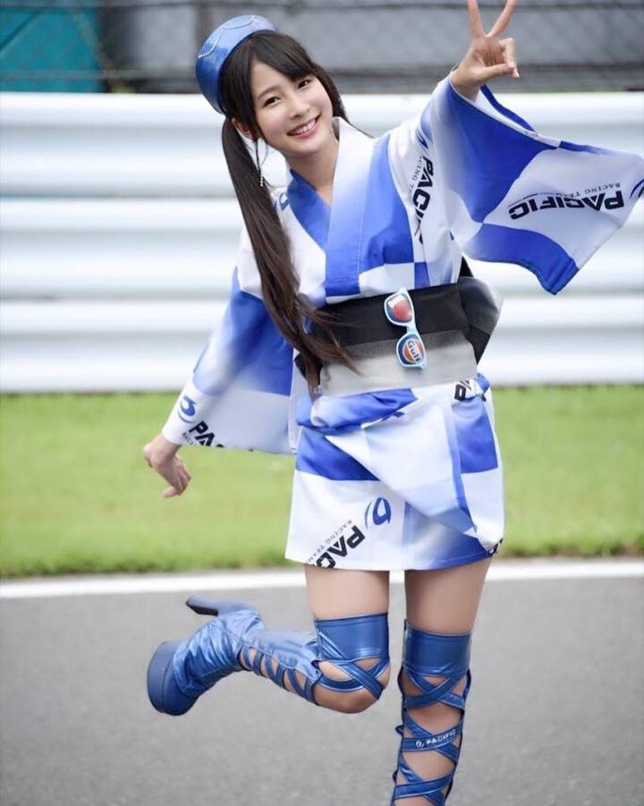 拥有水蛇腰的美女,这身材也不错.