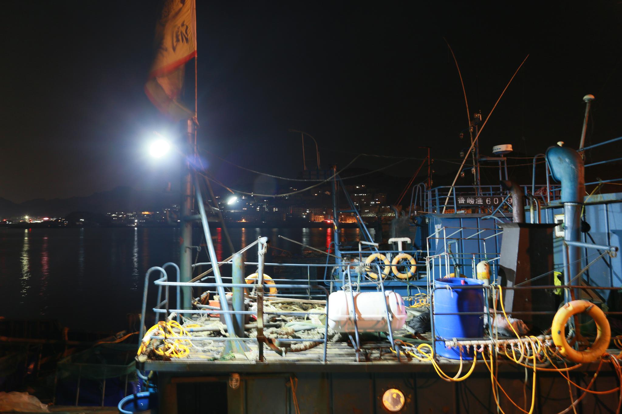 夜晚,美丽的崂山沙子口渔港码头,忙碌的人们.