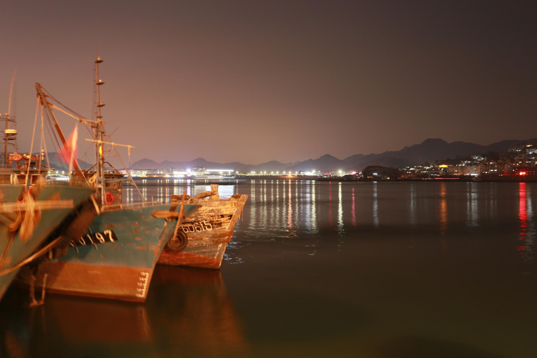 夜晚,美丽的崂山沙子口渔港码头,忙碌的人们.