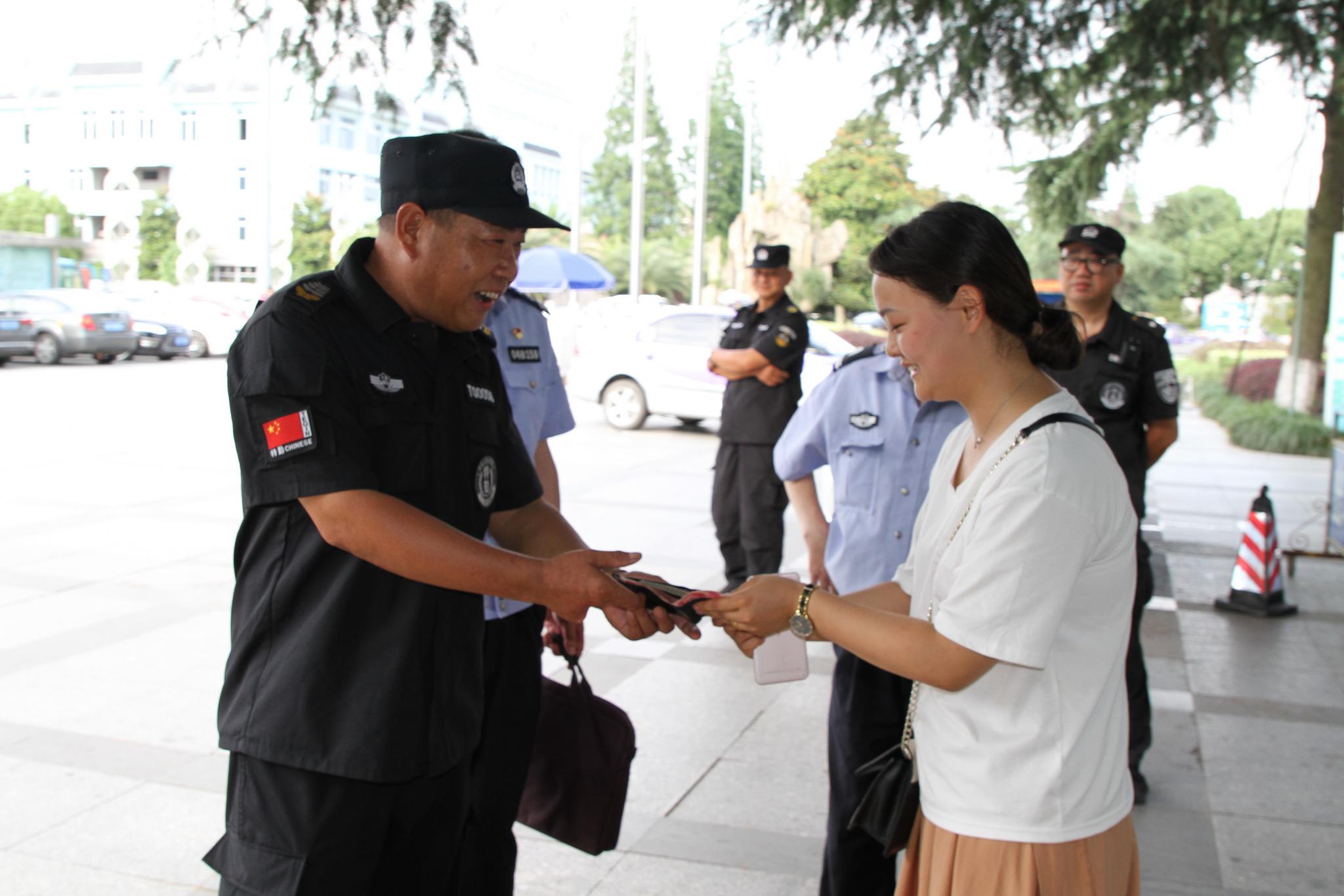 武警嘉兴医院保安拾金不昧,塞钱感谢被婉言谢绝