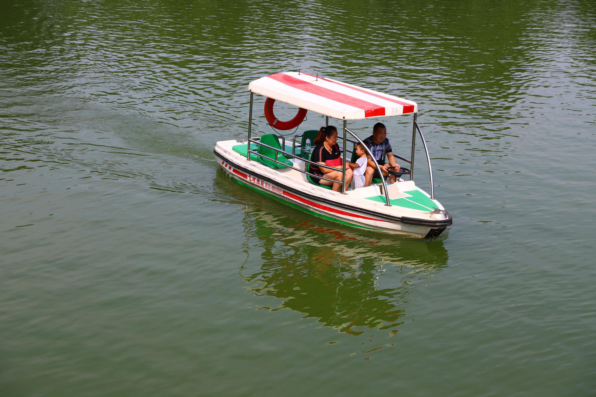 《小船中的谐趣》