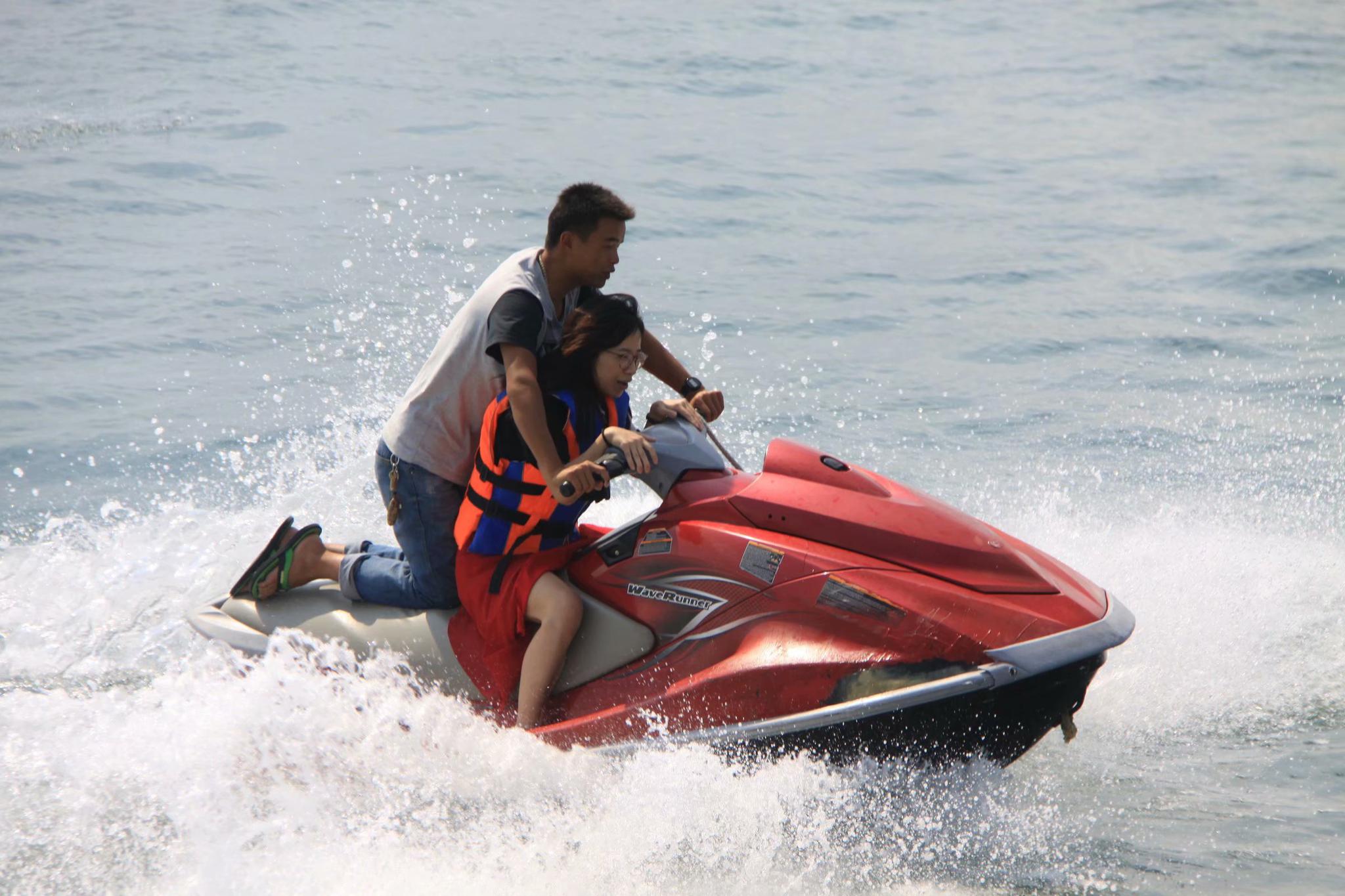 飞驰的水上摩托艇