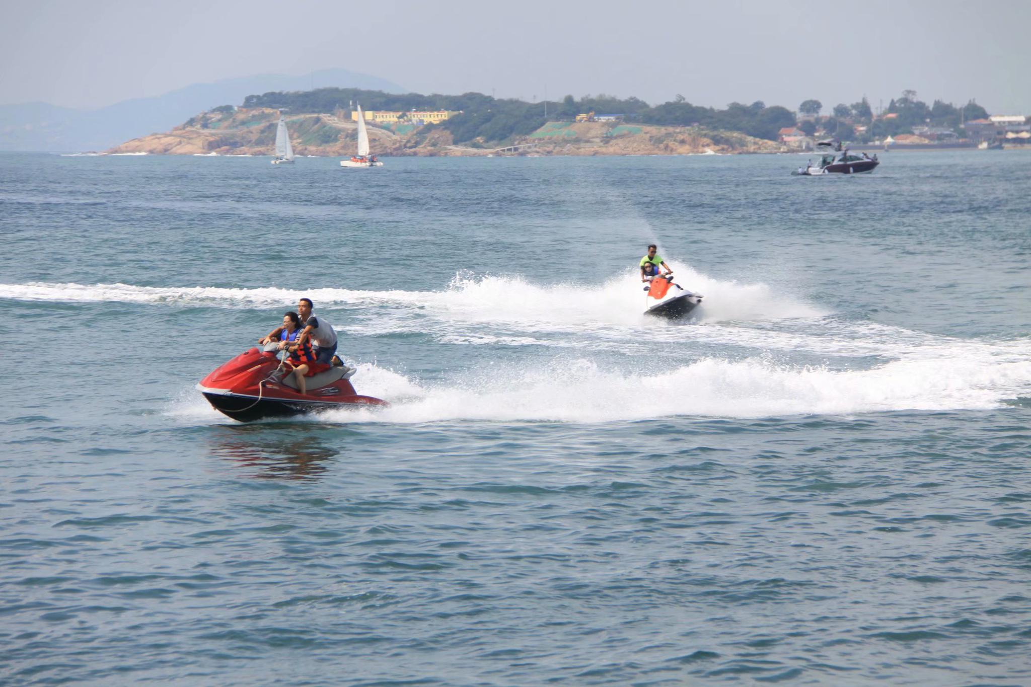 飞驰的水上摩托艇