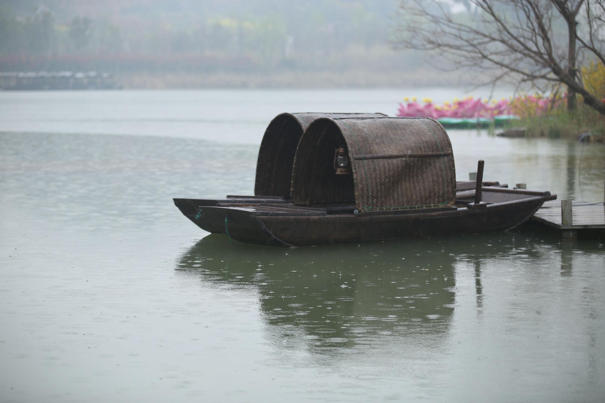 拈花湾雨中的小船