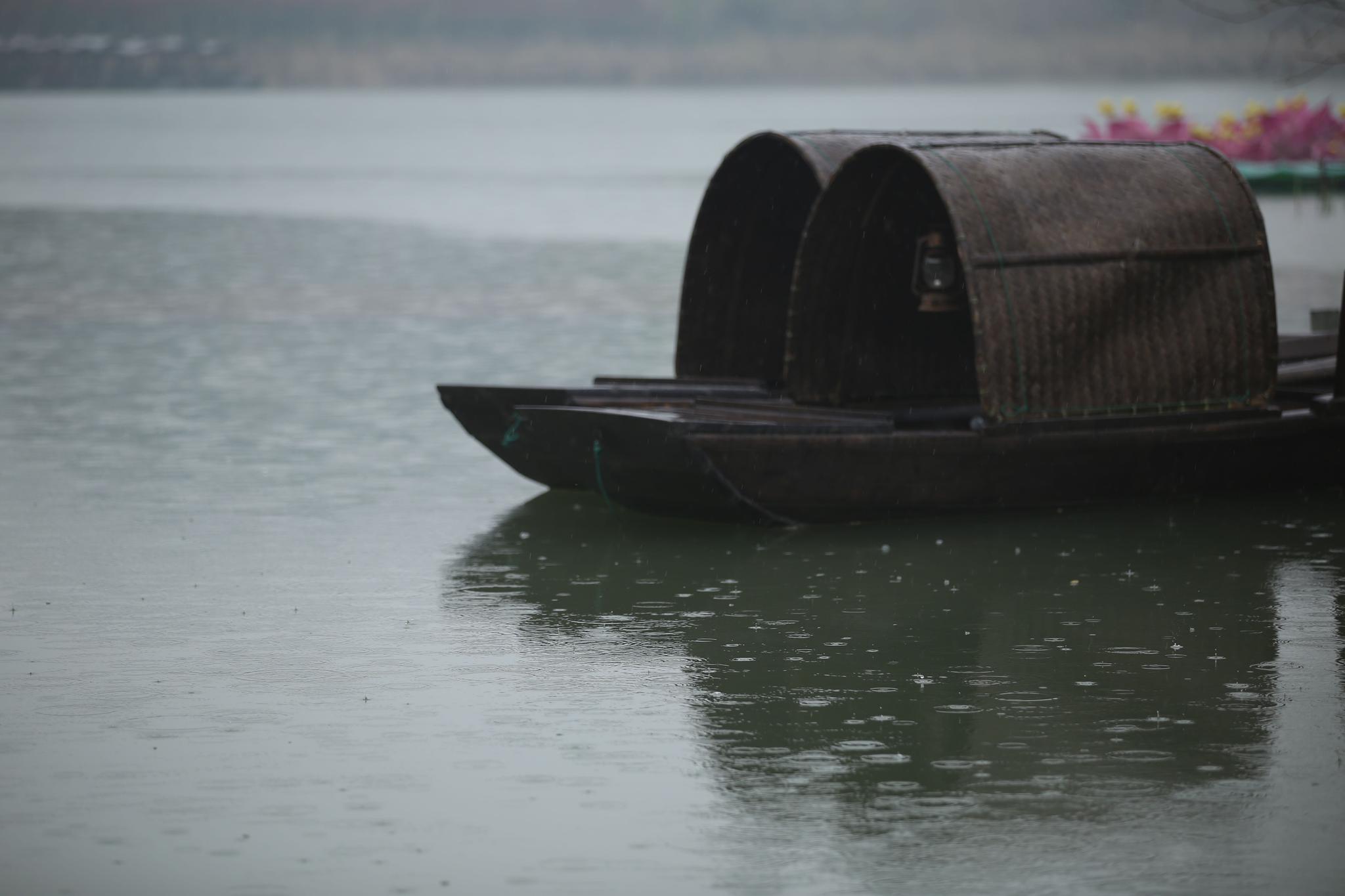 拈花湾雨中的小船