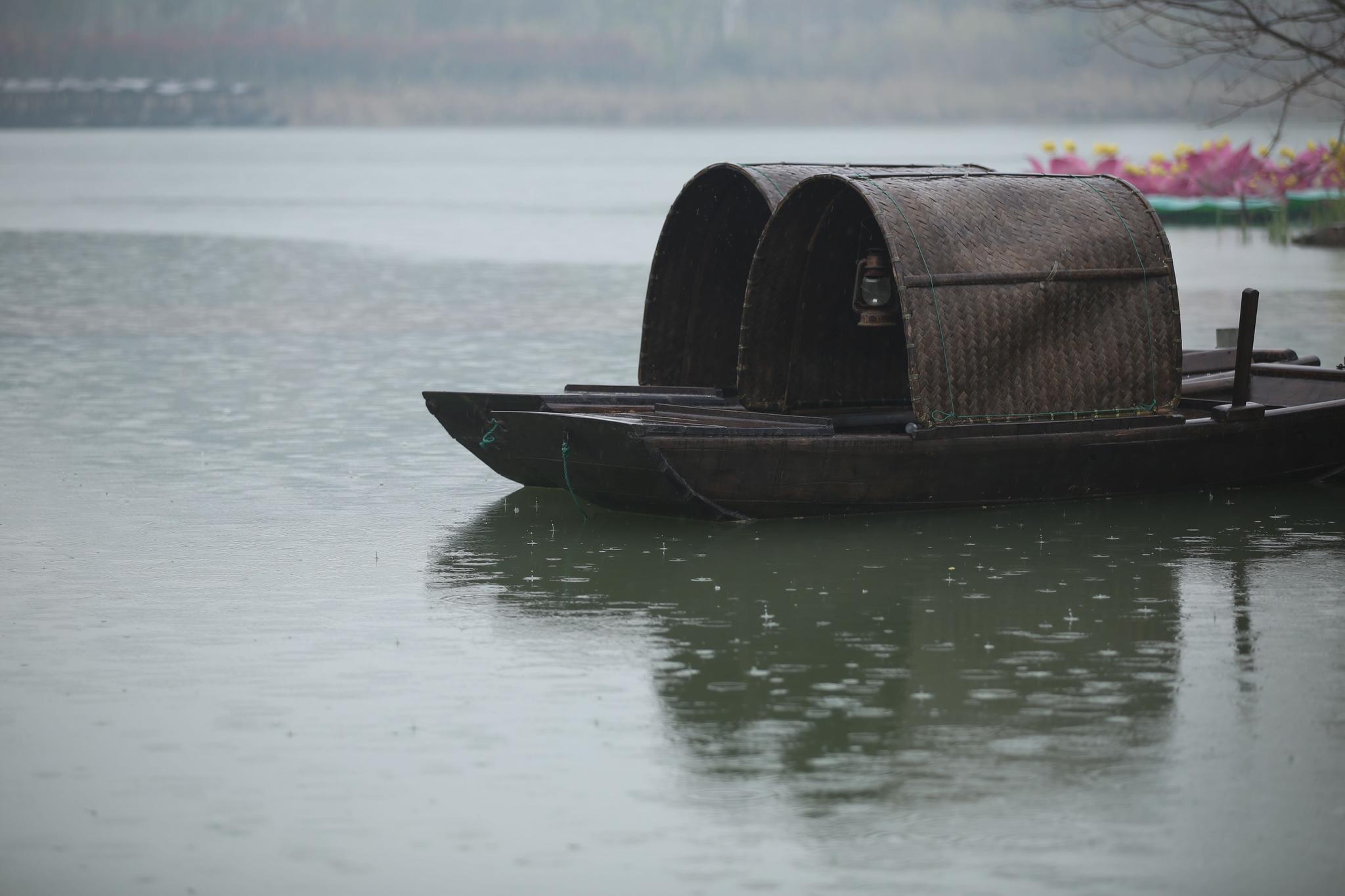 拈花湾雨中的小船