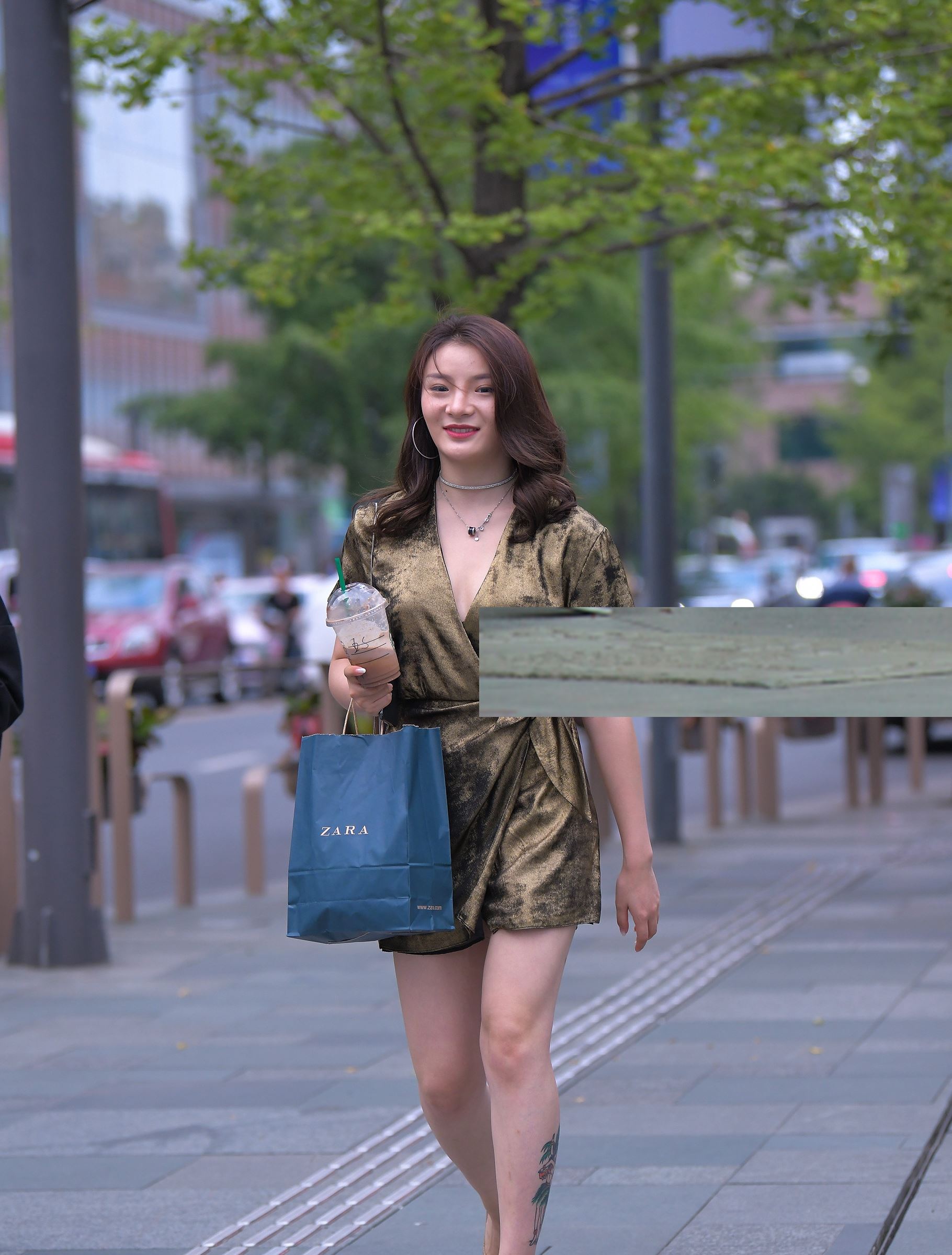 街拍身姿婀娜的美女一双高跟鞋勾勒出妩媚身姿