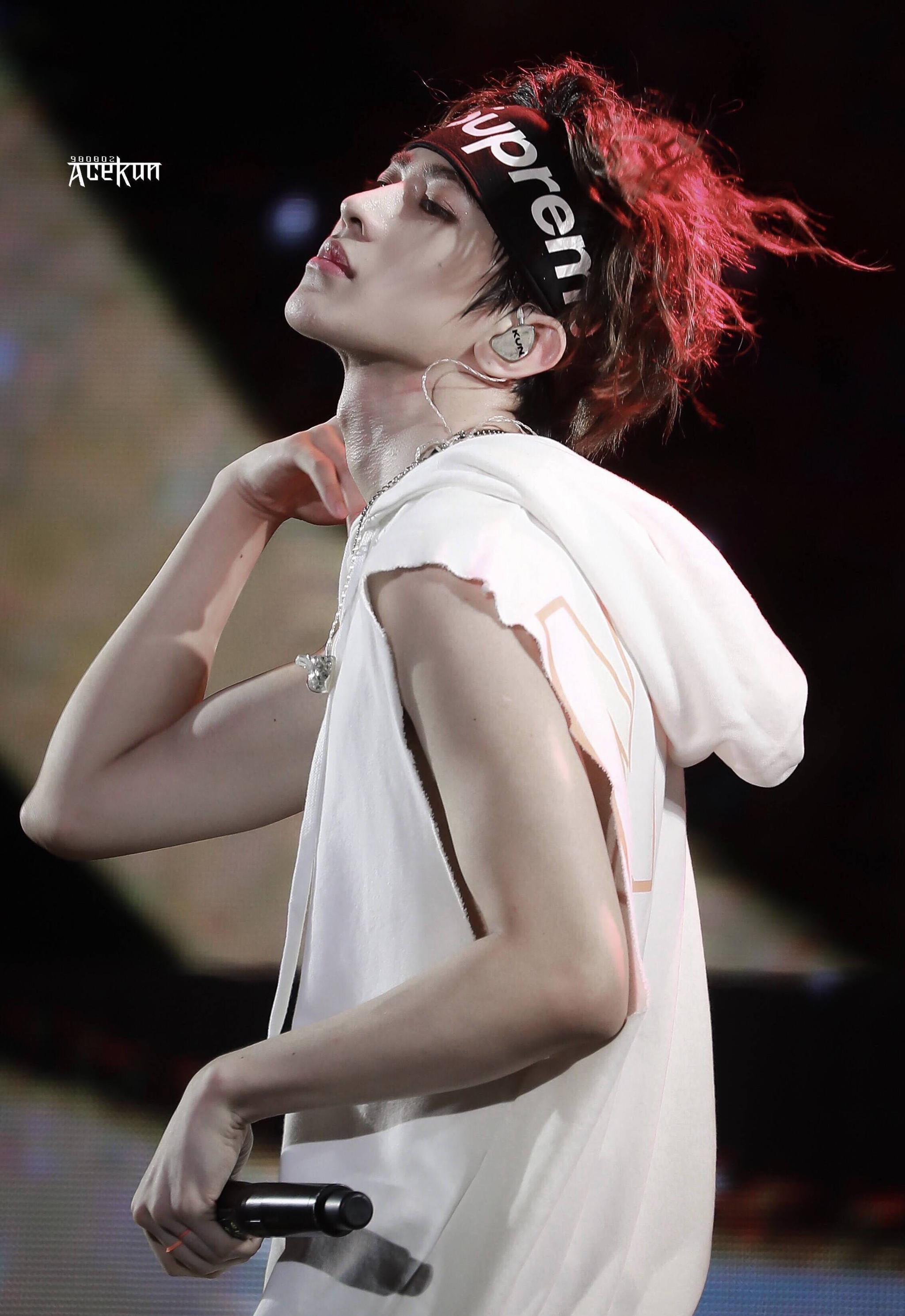 蔡徐坤耳返 蔡徐坤发带 每天都有惊喜的坤坤了解下